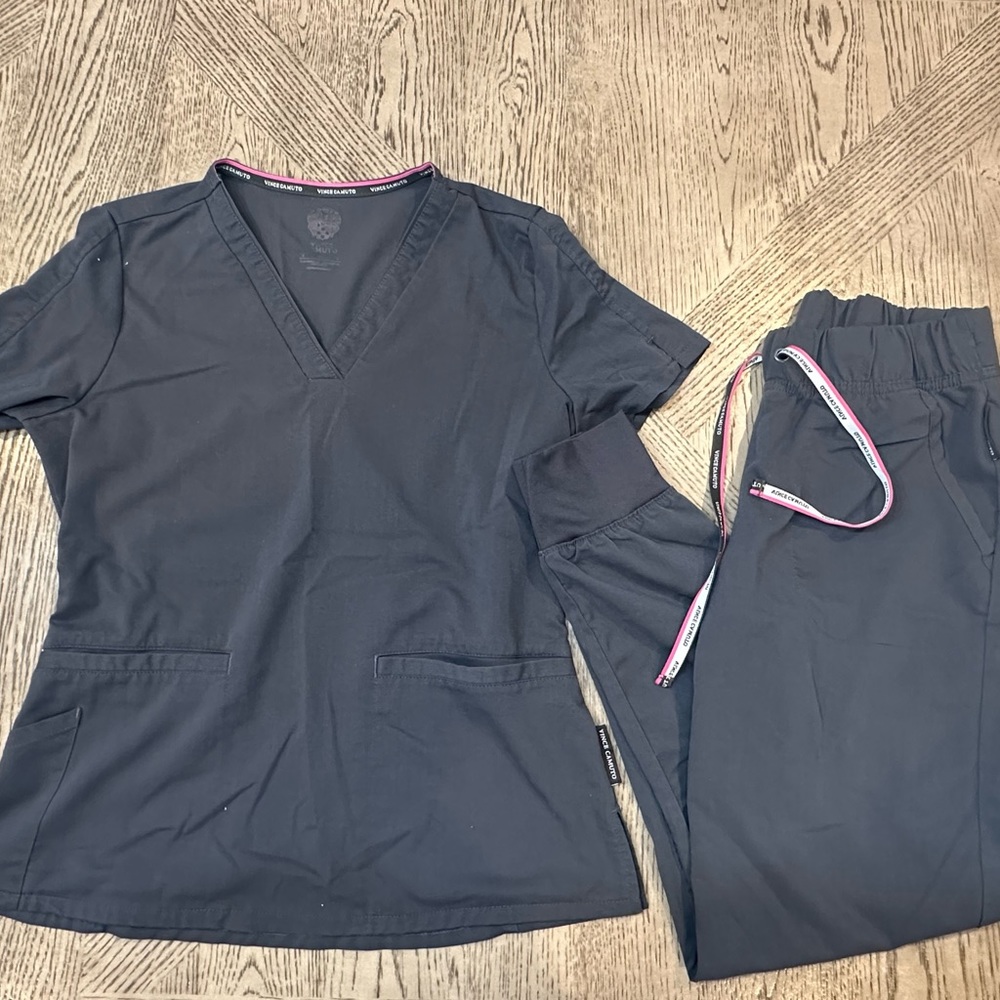 Women’s medical scrubs. Top: S, bottoms: XS